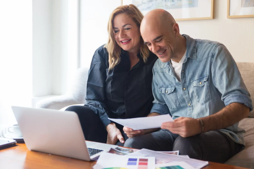 Casal feliz de clientes conversando com sobre planejamento previdenciario